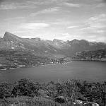 CW2731.jpg   Utsikt fra Mesøya.  ( 1960 eller før?)  Fra v.: Servoll, Barvik, Eidbukt med Glomneset, Sandå,<br>litt av  Neverdal,  Spilderhesten og Glomfjellene.