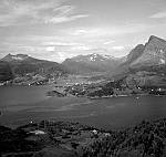 CW2736.jpg   Utsikt fra Mesøya.  (1960 eller før?)   Foran;  bebyggelse på Mesøy, utsikt mot Dypvik, Spildervika, Spildra, Korsnes, Våtvik.