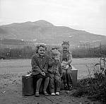 CW1878.jpg      Ingrid og Gunnar Korsnes reiser til Brattvåg etter ett år i Våtvika.  Her sitter Anita Waatvik sammen med Anne Christin og Greta Korsnes og venter på drosja. ca.  1957.
