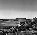 CW2743.jpg   Utsikt over Spildervika, Fiskagn, Ørnes, litt av Mesøya, Engøya, Texmona, Hornet helt til høyre.    Før 1960.