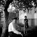 CW1881.jpg       I hagen på Solstad.  ca. 1956.     Hans Våtvik og Unni Hals.
