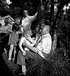 CW1882.jpg     I hagen på Solstad.  ca. 1956.    Henning Kolberg, Unni og Per Hals, Anne Christin Korsnes,  Karl Chr. Hals og Aksel Dahlmo.