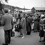 CW1884.jpg         Kong Olav og prinsesse Astrid besøker Ørnes, aug. 1959.      Ingrid Korsnes med Greta og Anne Christin, mulig  det er Aksel Dahlmo som står bak dem.