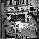 CW1893.jpg      Lørdagsbarnetimen.     Anita Waatvik og Evelyn Våtvik hører på barnetimen, Barnetimegodt hører selvfølgelig med.   ca. 1956/57.