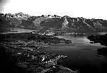 CW1921.jpg       Utsikt fra Østentinden.  Panoramabilde med utsyn over  Ørnes, Spildra, Våtvik, Glomneset, litt av Neverdalsneset og Bjørnneset. Nestennesten hele fjellrekka bak. Litt av Mesøya til høyre.