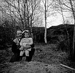 CW1936.jpg     På Solstad.   ca. 1953.   Pappa  Christian Waatvik  sammen med sin yngste datter  Anita .<br><br> 