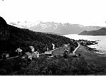 CW1951.jpg     Utsikt  fra Mosvoll mot Ørnes. Litt av Mesøya og Glomfjellene.