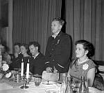 CW2960.jpg   Ørnes musikkorps sitt  10 års jubileum i 1959.  Stående er Hjalmar Schulz som  var dirigent, ved hans side Anne Marie Schulz, til v. ukjent, ukjent, Reidun og Odd Holand.