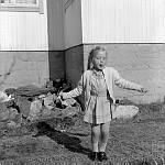 CW3015.jpg      På Solstad.    Først på 1960 tallet.   Anne Christin  Korsnes hopper tau.   (Må ha tunga rett i munnen). 