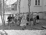 CW3530b.jpg    Ungene i Nergata på Jæra.     ca. 1955.<br>Unni Hals kommer springende mot fotografen.<br>    