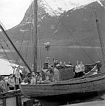 CW3534.jpg   Neverdal ungdomslag på tur med båt og buss nedover Helgeland,   ca. 1955.