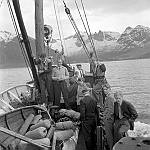 CW3538.jpg   Neverdal ungdomslag på tur med båt og buss nedover Helgeland,  ca. 1955.