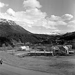 CW3543.jpg   Neverdal ungdomslag på tur med båt og buss nedover Helgeland,   (her Korgen?).    ca. 1955.                 <br>                