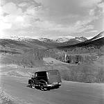 CW3544.jpg   Neverdal ungdomslag på tur med båt og buss nedover Helgeland,   (her Korgen?).   ca. 1955.                 <br>                