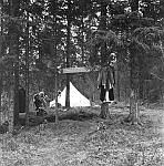 CW3547.jpg   Neverdal ungdomslag på tur med båt og buss nedover Helgeland,      ca. 1955.                 <br>                