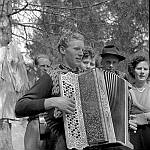 CW3564.jpg   Neverdal ungdomslag på tur med båt og buss nedover Helgeland,      ca. 1955.                 <br>                