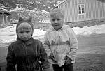 CW2871.jpg      Fra v. Marie Alvik og Unni Hals,   bak &quotSørgård-huset" skimter vi &quotmurgården" der Alvik bodde.<br>Bildet tatt 1954.