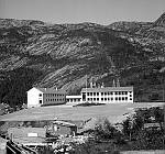 CW2884.jpg    Glomfjord skole på Vassaksla.    1957.