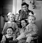 CW2894.jpg      Berit Hals fire år. 1957.   Fra v.:, Unni og Reidun hals,  Tove Liv Nylund,  Anita Waatvik,  i stolen : Ingrid Korsnes med Svanhild på fanget..<br>