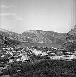 CW2910.jpg  Øvre Navervann, Ruffen til høyre,  Bildet tatt fra toppen av stolheisen.    1957 