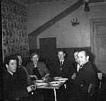 CW2929.jpg    Festlig lag på Neverdal ungdomshus.   Fra v.: Karl 'KalleHan' Johan Kolberg, Gunvor Holter, Laila og  Ole Johansen, Inge Hansen, Johan Holter   På 1950 tallet?