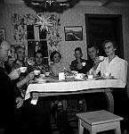 CW2937.jpg    Julen 1958 hos Aslaug  og Peder Dahlmo.<br>Familien samlet i borbindelse med Ragna Dahlmos begravelse, hun døde 22.12.1958. Fra v.: Arthur Dahlmo, Aslaug, Peder og Ragnar  Dahlmo,  Klara Lund, Per-Asle Dahlmo, Oddmund og Anna Rostad.