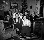 CW2939.jpg    Julen 1958 hos Aslaug  og Peder Dahlmo.<br>Familien samlet i borbindelse med Ragna Dahlmos begravelse, hun døde 22.12.1958.   Fra v.bak: Aslaug Dahlmo, Anna Rostad, Aslaug Waatvik,  Per-Asle og Arthur Dahlmo, foran: Oddmund Rostad, Peder Dahlmo, Klara Lund.