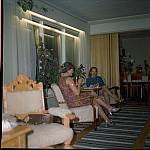 CW3261.jpg     I bestestua på Bø.     Reidun Hals og Ingrid Korsnes på besøk på Bø.     Ca. på 1980 tallet.