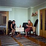 CW3264.jpg     Ukjent og Anne Stene i storstua på Bø        Ca. på 1980 tallet.           .