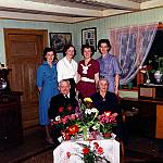 CW3408.jpg     Familiebilde.   Foran : Aksel Johan Berg Olaussen og kona Tora, bak døtrene: fra v. Arna, Astrid, Olaug og Johanna, Neverdal.<br><br>