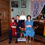 CW3409.jpg          Familiebilde.     Arna og Arvid Andersen med barna Gulbjørg og Aud. Neverdal.<br><br>