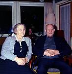 CW3417.jpg       Besøk på syke og aldershjemmet i Aspdalen.  ca. 1966.   Ekteparet er Aksel og Emma Hansen fra Støtt.    (Aslaug Waatvik bak ved vinduet)