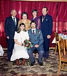 CW3578.jpg   Karl Christian Hals og Raina Solbakken,<br>Viet  i 1980.  Bak brudeparet   fra venstre: Henry og Lita Solbakken,  Reidun og Per Hals.        <br><br> 