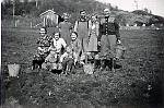 CWP0009.jpg  Potetsetting under krigen  1940/45.<br>Bak fra v.: Gunhild Albertsen, Anton (ungkar), Ingrid Waatvik og gamle  Jens.  Foran: Solveig Pedersen, Haldis Våtvik, Aslaug Waatvik. Foran: Bjarne Waatvik. og Kjell Arne Pedersen.    ( Anton, Jens, Solveig og Kjell Arne var evakuerte fra Finnmark)