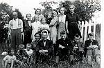 CWP0012.jpg     På Dahlmo  ca. 1942.<br>Bak : Arthur og Ragna Dahlmo, Klara Lund, Ingrid Waatvik, Erna Dalheim; Aslaug Waatvik m/ Bjarne, <br>Anna Rostad,  Dahlmo.<br>Ragnar Dahlmo, Odd Dalheim, Hans Waatvik, Aslaug og Peder Dahlmo, Magnus Dahlmo, Roy Rostad, Reidar Dalheim.